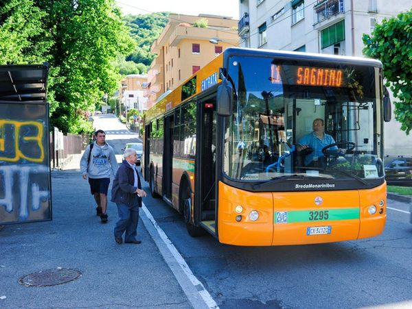 Ecutorianos en Provincia de Como roban a jubilados sobre el autobús