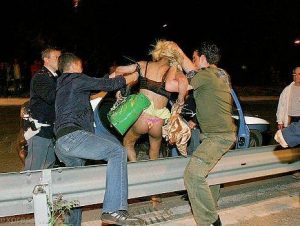 Pelea con travestis ecuatorianos, matan a un policía en Milano