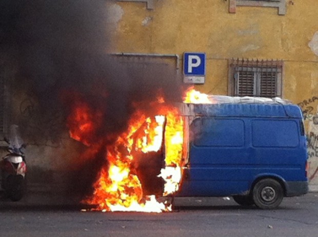 Ecuatoriano en Roma arrestado. Amenza su mujer y le da fuego a su furgoneta