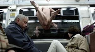 Milán, se sube al metro una mujer completamente desnuda