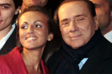La novia de Italia. Berlusconi con Francesca Pascale vive super blindada