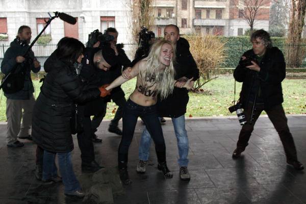 FOTO -  VIDEO Femen contra Berlusconi el día del voto italiano a seno nudo