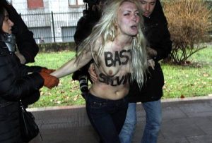 FOTO - VIDEO Femen contra Berlusconi el día del voto italiano a seno nudo