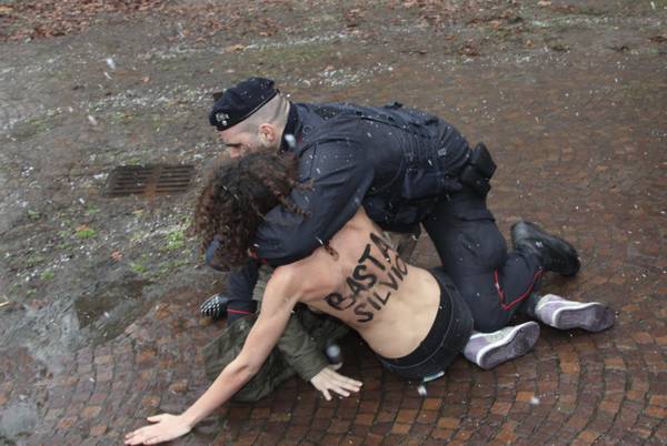 FOTO -  VIDEO Femen contra Berlusconi el día del voto italiano a seno nudo