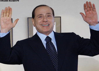 Berlusconi:insinuaciones sexuales a una vendedora Video