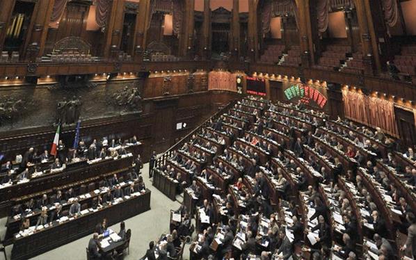 Parlamento Italiano bloccato Foto, tutte fumate nere