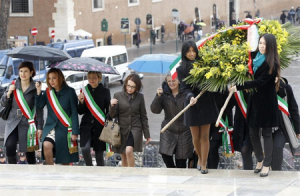 8 de Marzo. Las nuevas italianas regalan una mimosa al Soldado Desconocido “Altare della Patria Italiano”