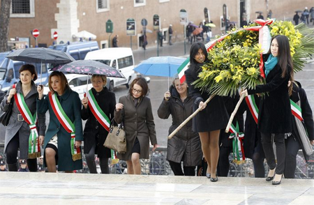 8 marzo. Le nuove italiane regalano una mimosa al Milite Ignoto