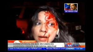 Carmen Andrea Rengifo Periodista Colombiana fue agredida en Caracas Fotos Video por chavistas el Día de la muerte de Chávez