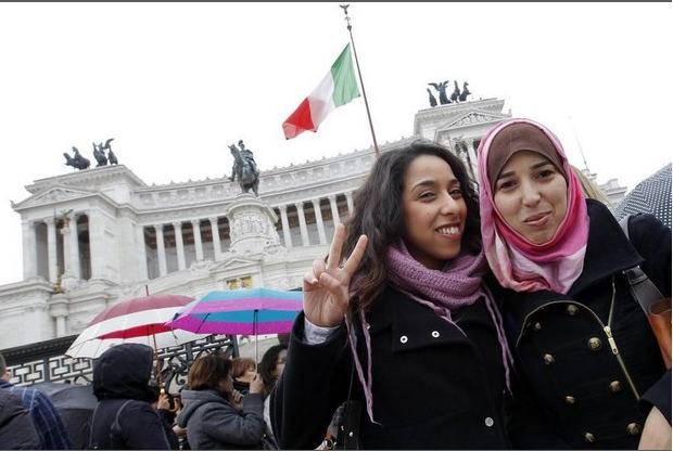8 de Marzo. Las nuevas italianas regalan una mimosa al Soldado Desconocido “Altare della Patria Italiano”