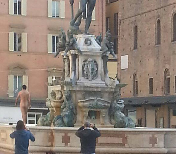 Foto Uomo nudo  si tuffa nella fontana del Nettuno