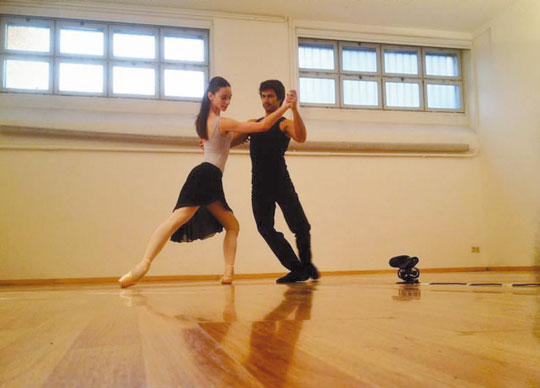 I ballerini di Amici Anbeta e Kledi danno un numero. Quello della ricerca sulla sclerosi multipla