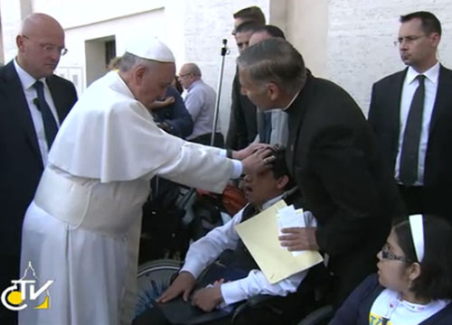 Papa Francisco hizo un exorcismo en Plaza San Pedro Foto