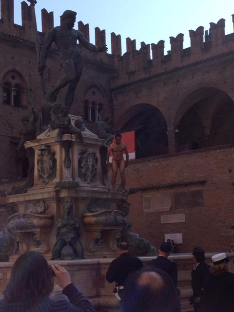 Foto Uomo nudo  si tuffa nella fontana del Nettuno