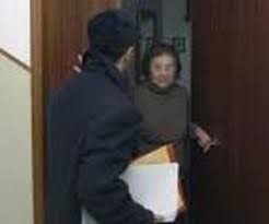 Ecuatoriana estafada en Milán, trata de perseguir a los ladrones, pero se queda blocada en el ascensor