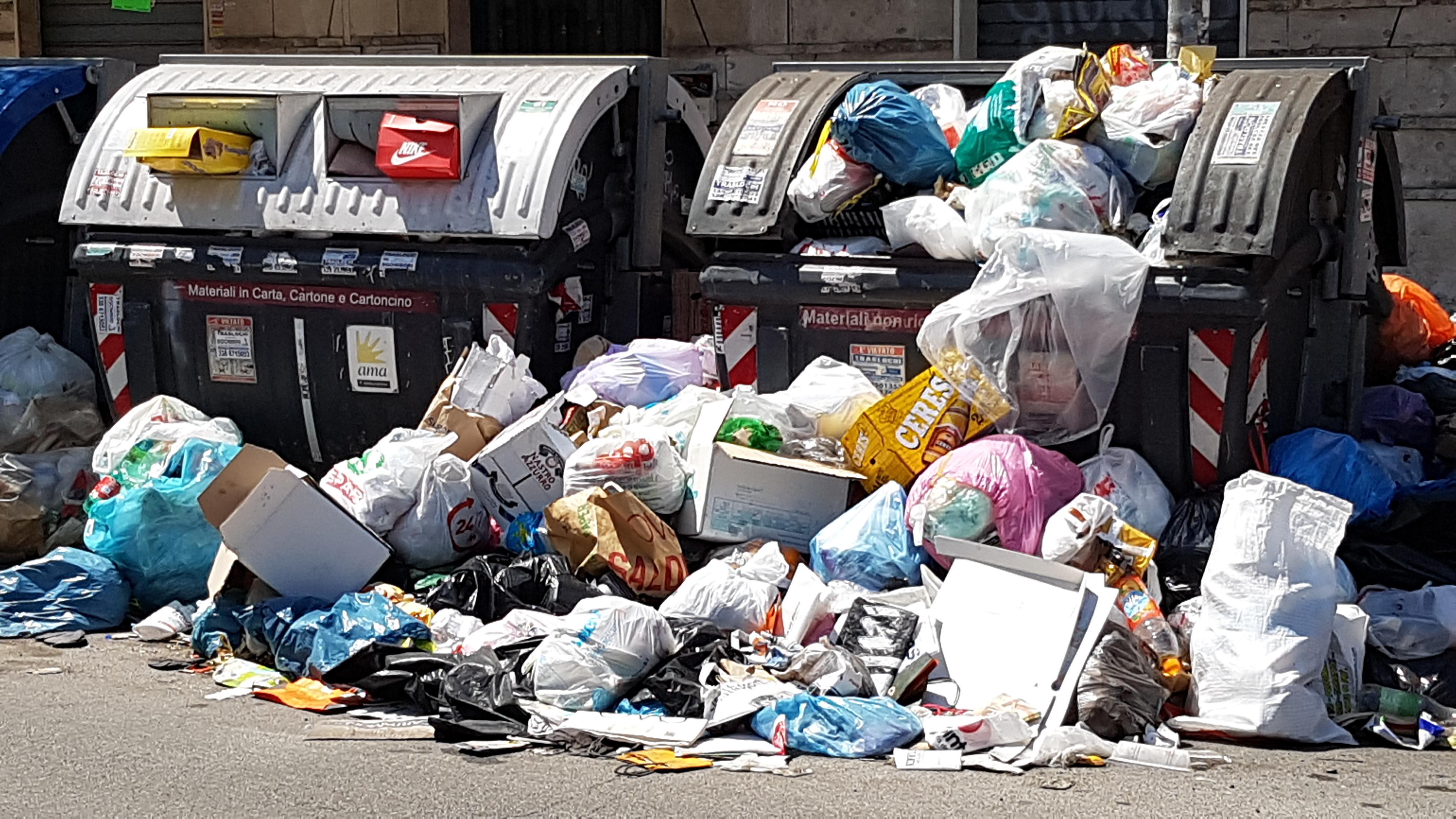Roma invadida de basura, los lectores se lamentan «Basura de todo tipo