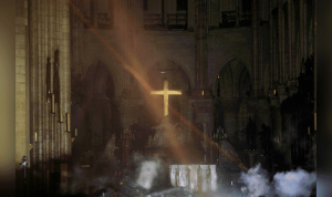 Notre Dame consiguió escapar indemne a las dos guerras mundiales, pero un incendio voraz redujo a cenizas su emblemática aguja y techo. Foto: Efe
