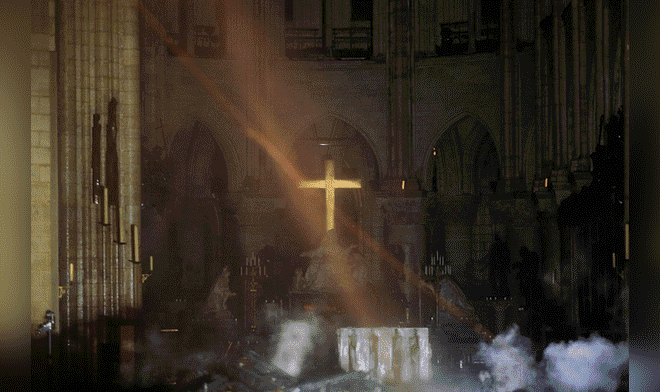 Notre Dame consiguió escapar indemne a las dos guerras mundiales, pero un incendio voraz redujo a cenizas su emblemática aguja y techo. Foto: Efe